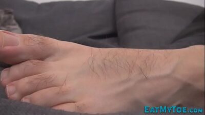 Gay guy cums on his feet